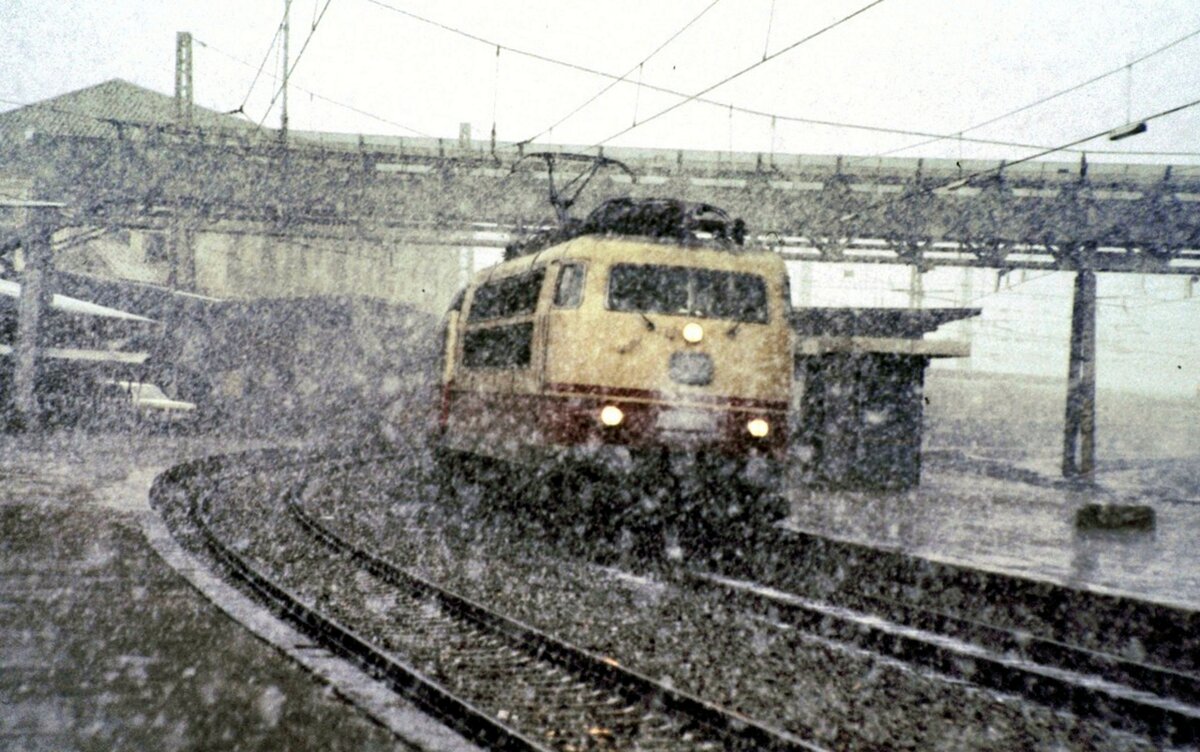 103 mit verschneiter Nummer fährt mit IC durch Geislingen Steige am 13.03.1982.