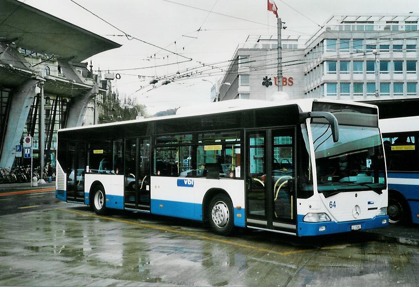 (106'523) - VBL Luzern - Nr. 64/LU 15'062 - Mercedes am 15. April 2008 beim Bahnhof Luzern