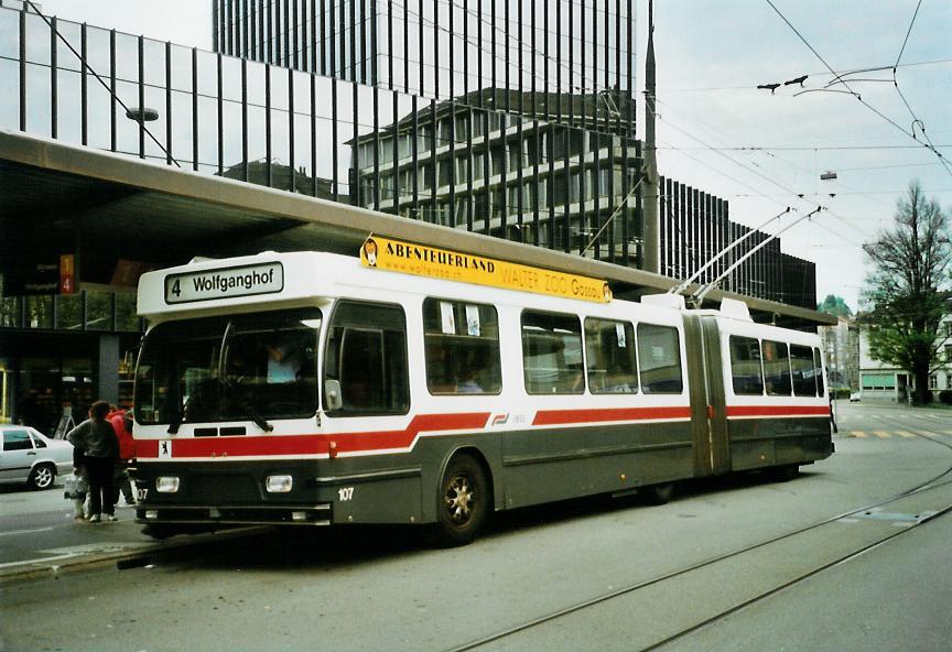 (107'525) - VBSG St. Gallen - Nr. 107 - Saurer/Hess Gelenktrolleybus am 24. Mai 2008 beim Bahnhof St. Gallen