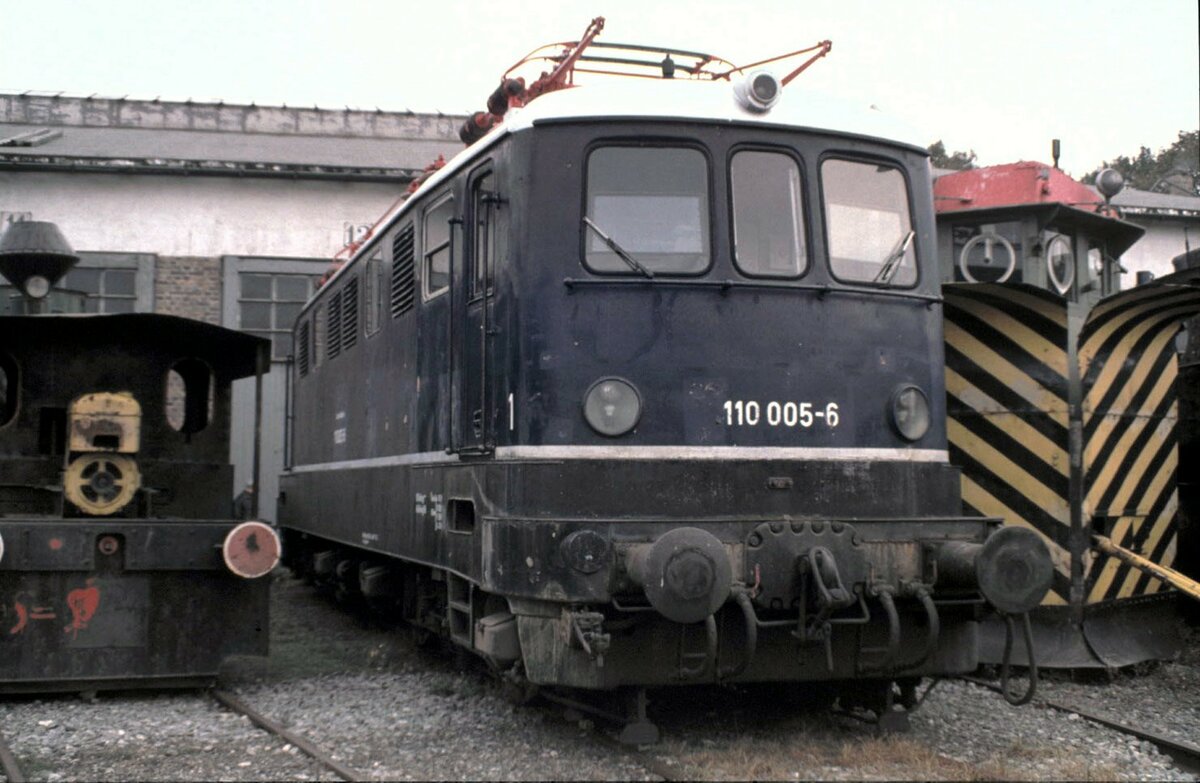 110 005-6 in Nördlingen im Oktober 1990.