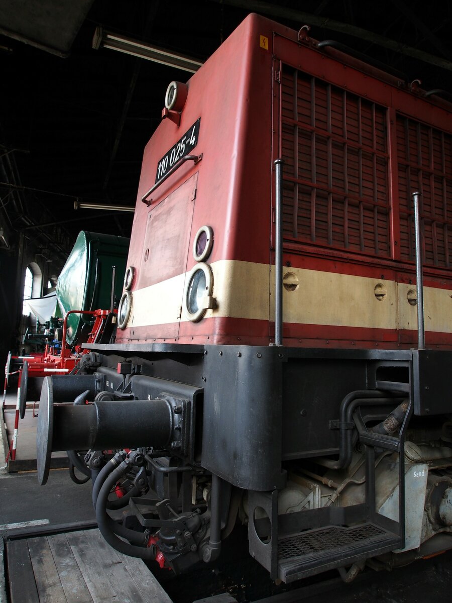 110 025-4 (Diesellok DR-Nummer) im Sächsischen Eisenbahnmuseum in Chemnitz am 19.0.2017.
