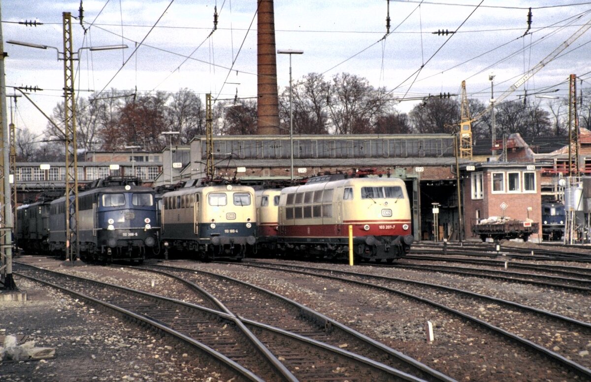 110, 103 und etwas versteckt 118 und 144 im Bw Stuttgart bei einer Besichtigungsführung am 12.10.1980.
