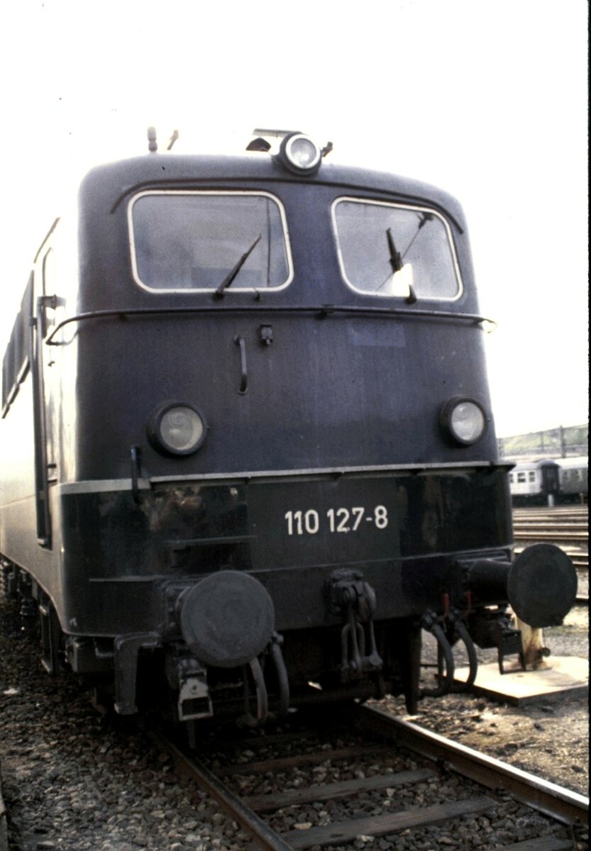 110 127-8 im Bw Stuttgart bei einer Bw-Führung am 12.10.1980. Die 110 hat noch viele Ursprungselemente, wie: alte Lampenfassungen, Hand- und Tritt-Umläufe an der Lokfront, Regenrinne über den Frontfenstern usw.