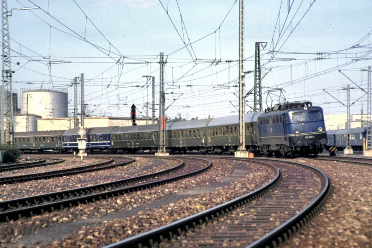 110 162-5 mit dem Jugoslawien-Express in Bietigheim am 17.08.1982.