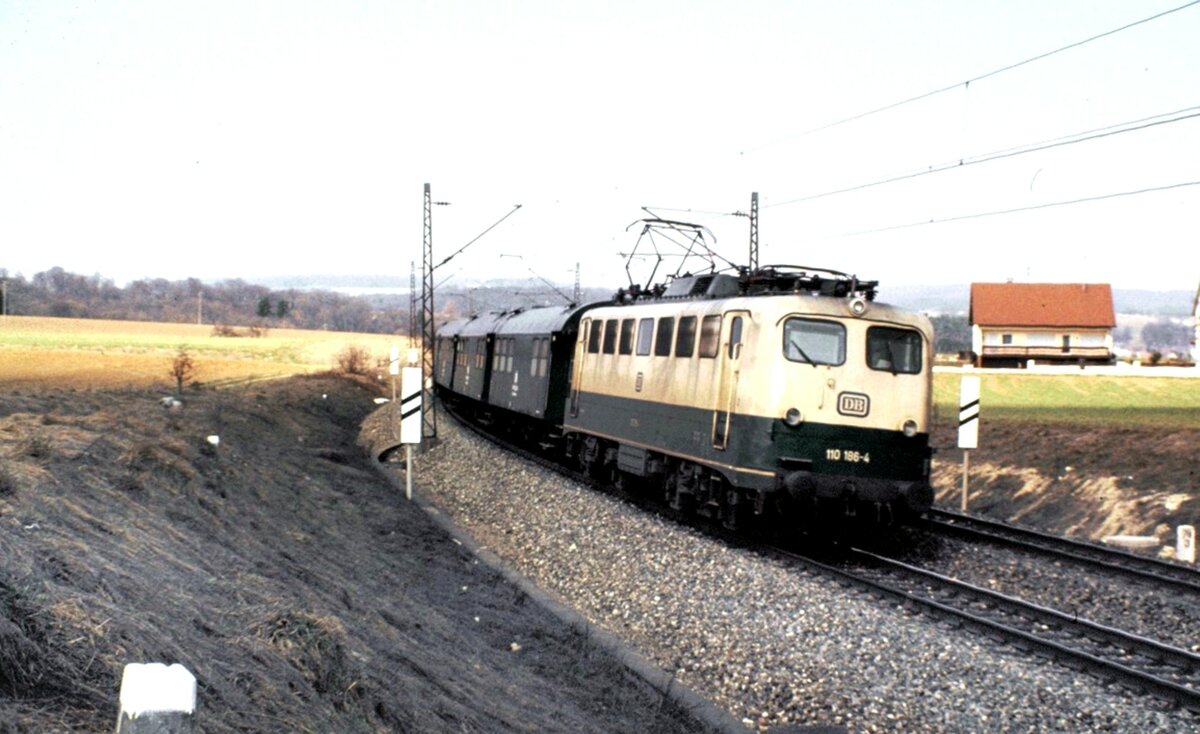 110 186-4 mit Bauzug bei Beimerstetten am 02.04.1982.