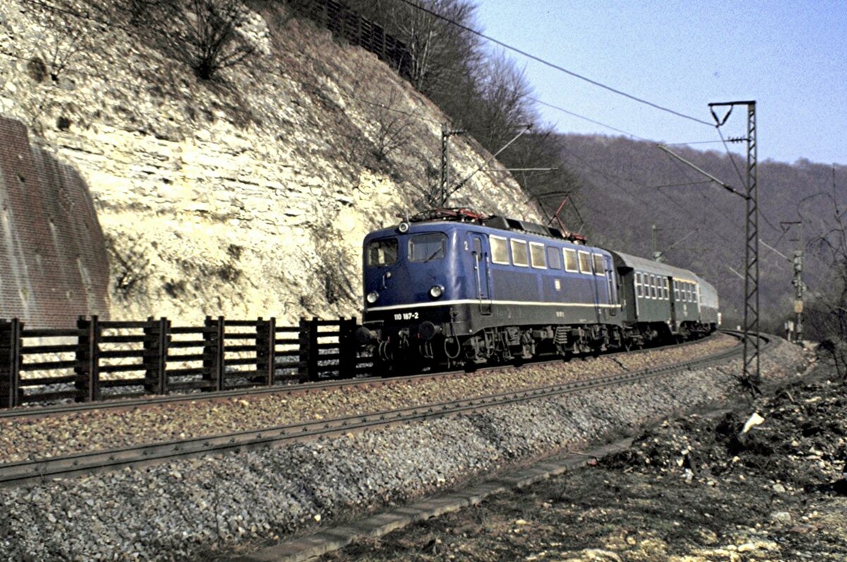 110 187-2 mit Nahverkehrszug auf der Geislinger Steige am 27.03.1982.