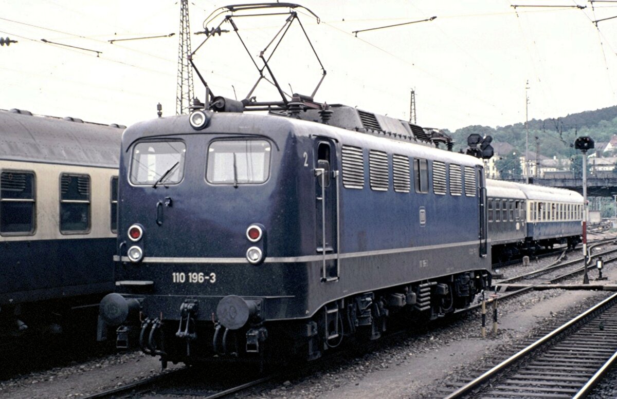 110 196-3 in Ulm im Mai 1980. Führerstand 2 mit neuen Lampeneinfassungen.