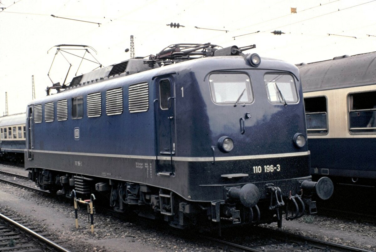 110 196-3 in Ulm im Mai 1980. Führerstand 1 mit alten Lampeneinfassungen.