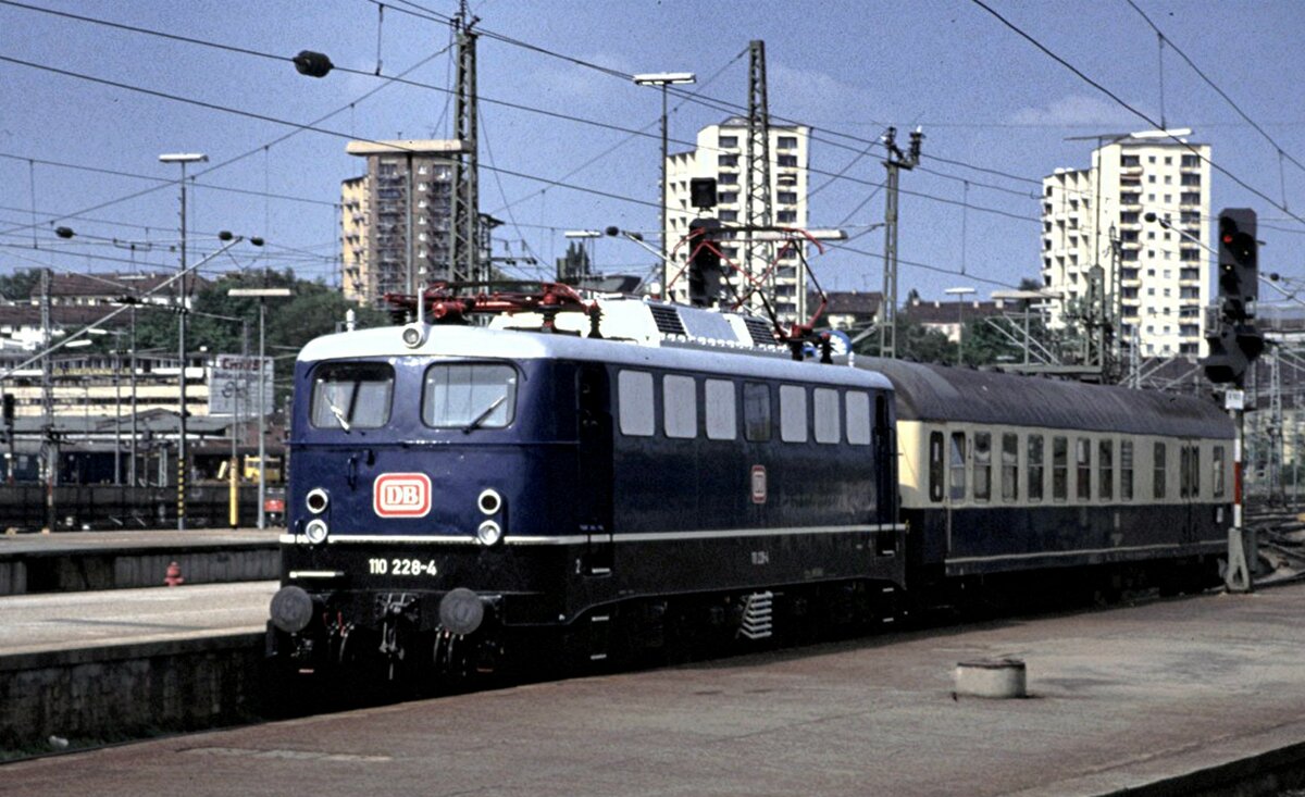 110 228-4 mit rotem DB-Keks sieht etwas befremdent aus in Stuttgart am 04.05.1993.