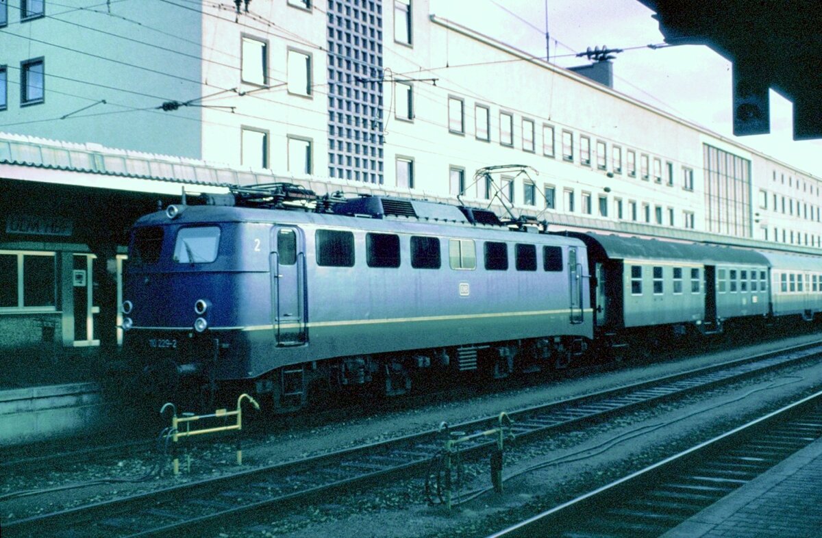 110 229-2 mit Nahverkehrszug in Ulm am 14.11.1981. Der erste Wagen ist ein Umbauwagen.