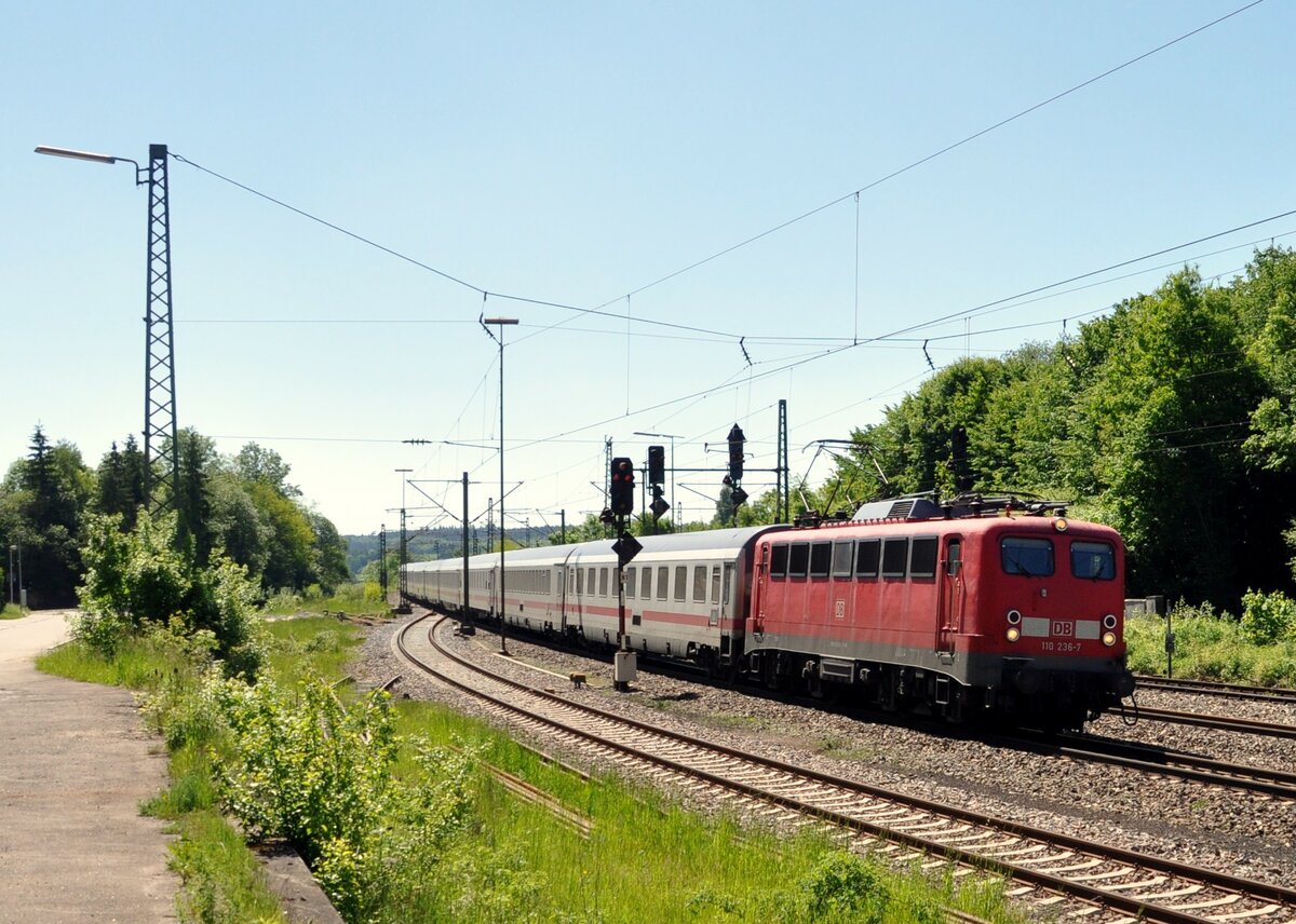 110 236-7 mit EC 390 in Westerstetten am 04.06.2010.