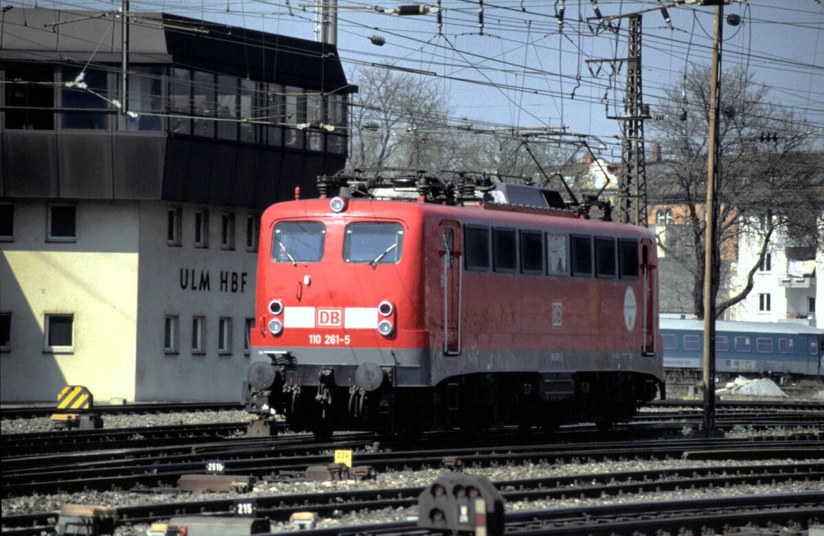 110 261-5 in Ulm am 13.04.2002.