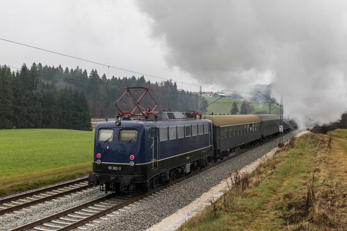 110 262-3 war am 3. Dezember 2016 als Schublok des  BEM-Sonderzuges  im Einsatz.