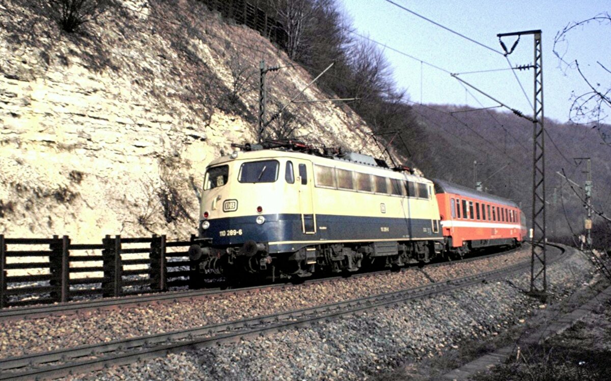 110 289-6 mit EC Mozart auf der Geislinger Steige am 27.03.1982.