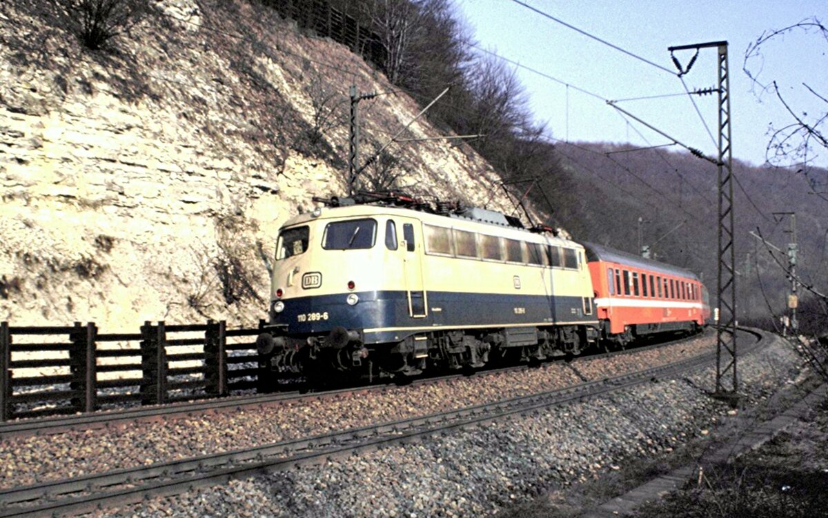 110 289-6 mit EC Mozart auf der Geislinger Steige am 27.03.1982.