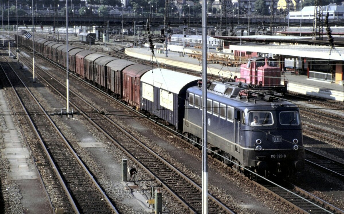 110 320-9 mit gedeckten Gterzug, der erste Wagen ist vom Bildrhrenwerk Video-Color, die in diesem Jahr onkurs gngen, in Ulm am 05.06.1981.