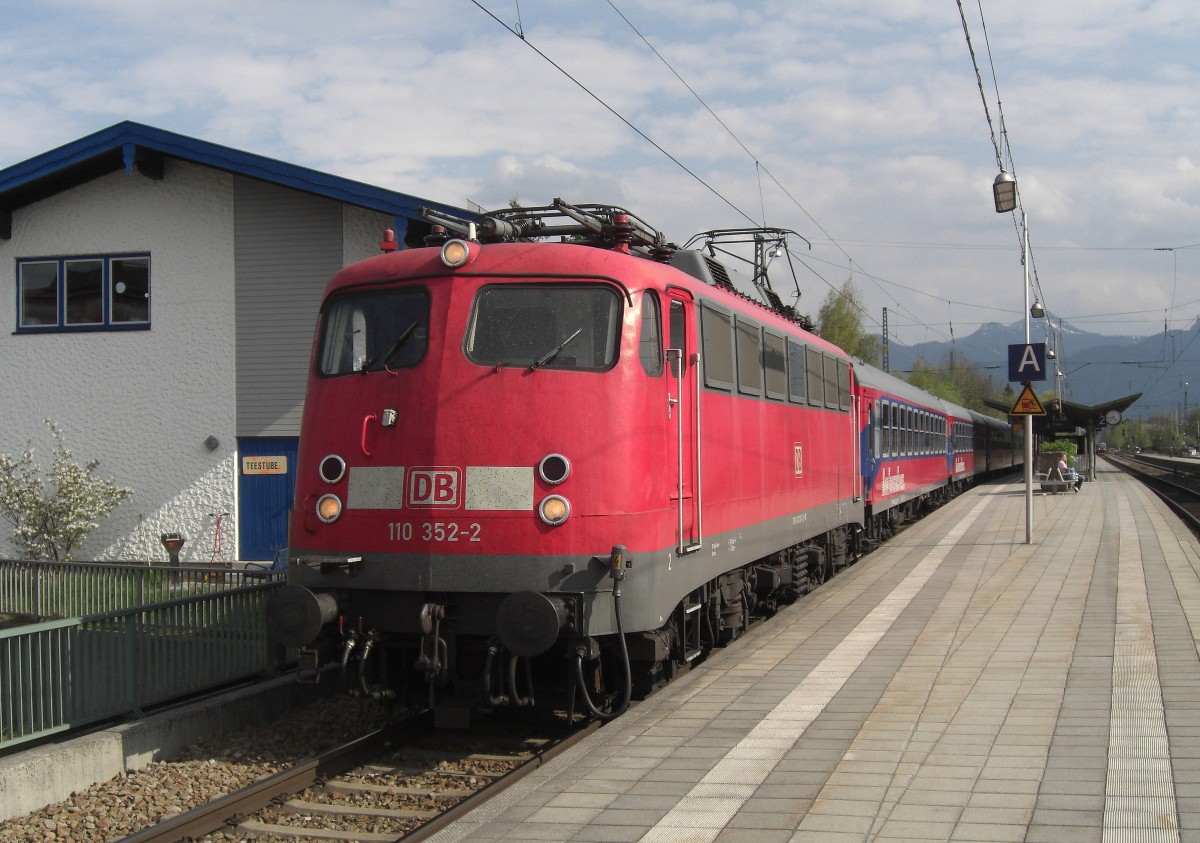 110 352-2 mit einem Sonderzug am 27. Mrz 2007 im Bahnhof von Prien am Chiemsee.