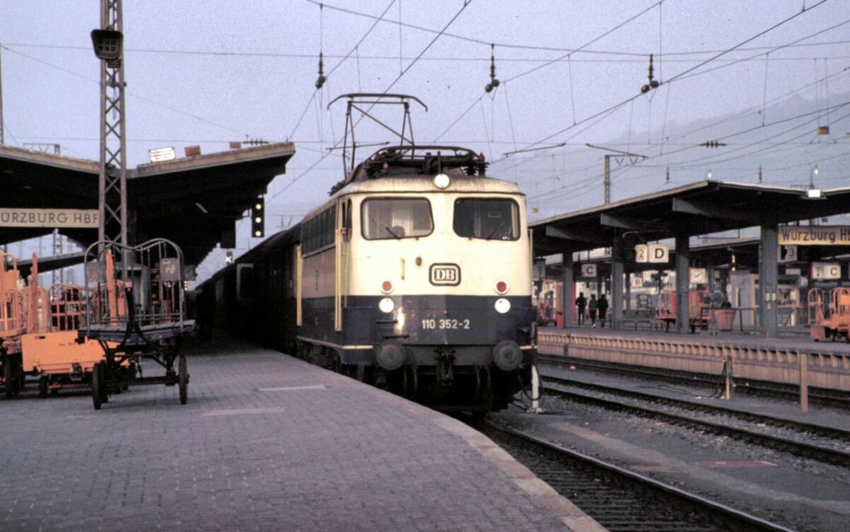 110 352-2 in Würzburg Hbf am 23.10.1982.