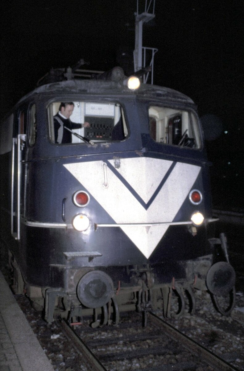 110 365-4 in Ulm am 18.12.1982. Der Einsatz vom Blitzlicht ist in Absprache und Erlaubnis von Bahnvorstand und Lokführer bei stehendem Zug erfolgt.