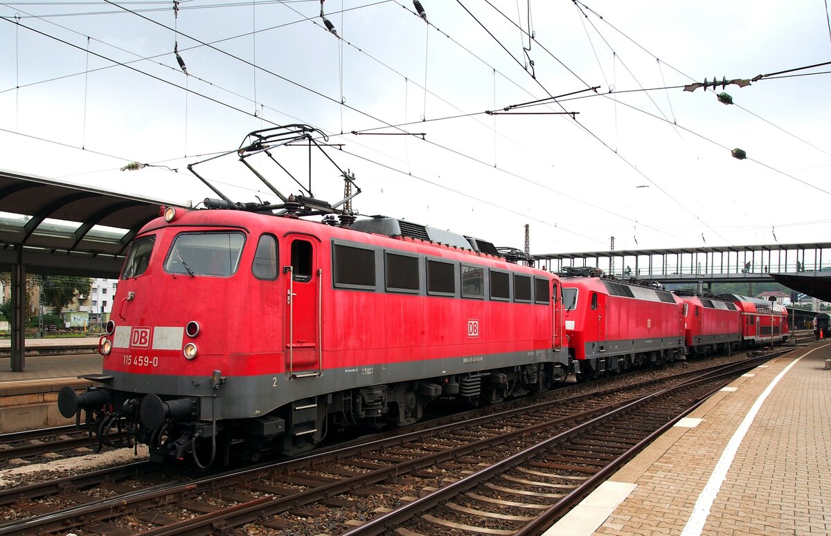 110 459-0 hat gemeinsam mit den 120 124-3 und 120 119-3 einen schadhaften Doppelstockwagen aus den Abstellgleisen in Ulm abgeholt und setzt sich wieder an den zuvor abgestellten Zugende auf dem Durchfahrgleis in Ulm am 12.07.2014. Im Zuge der Neubaustrecke Ulm - Stuttgart wurde das Durchfahrgleis abgebaut.