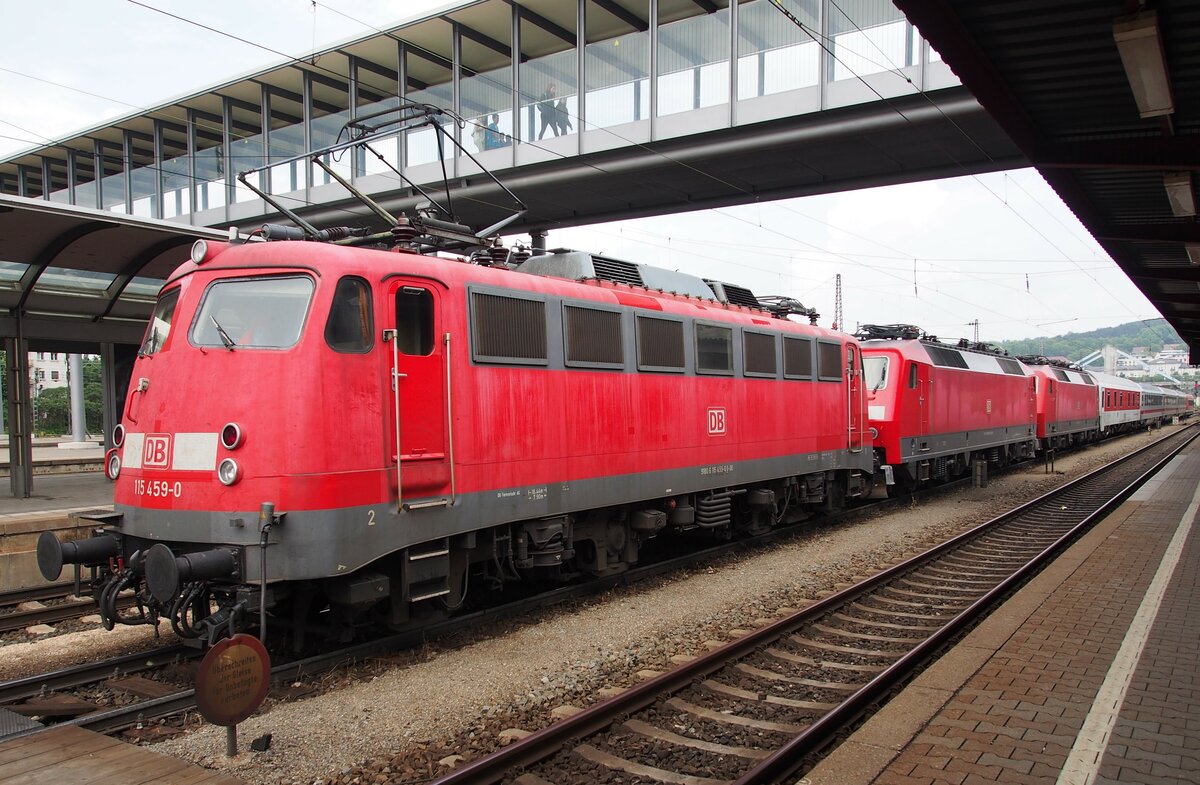 110 459-0 mit Schadzug und 2 x 120 und Wagen in Ulm am 12.07.2014.