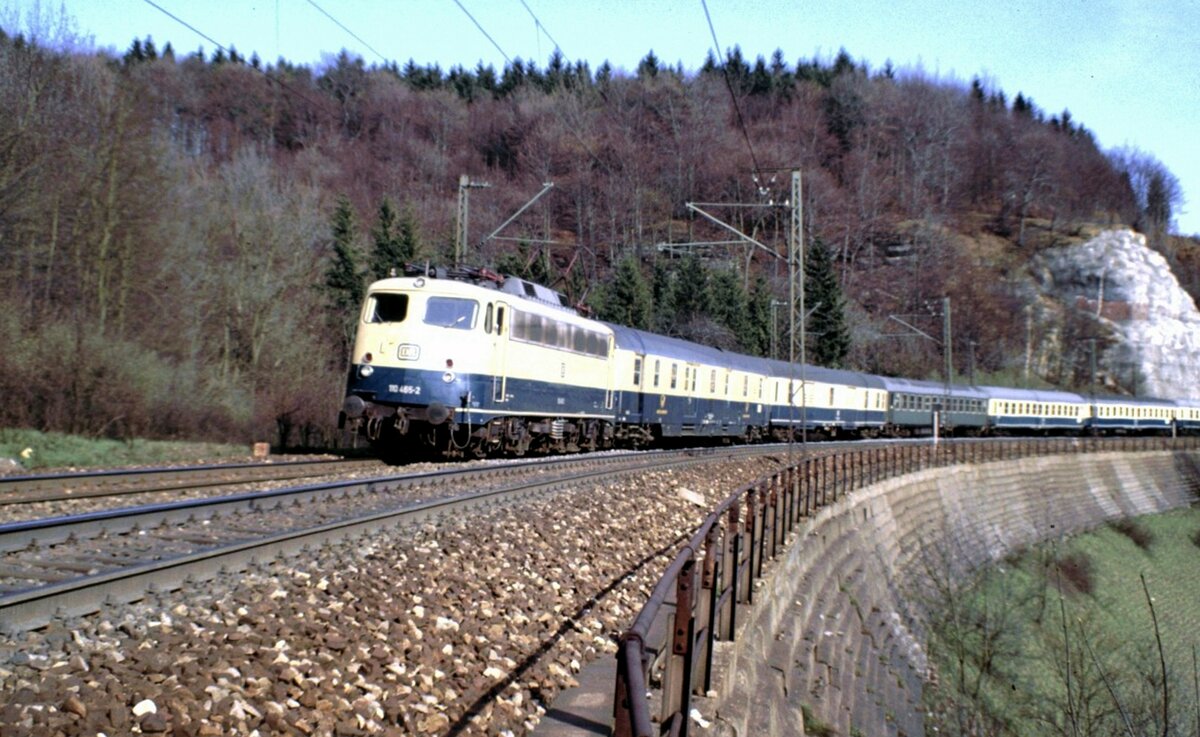 110 465-2 mit D-Zug inclusive Post- und Packwagen auf dem Mühltalfelsendamm der Geislinger Steigeam 23.04.1982.