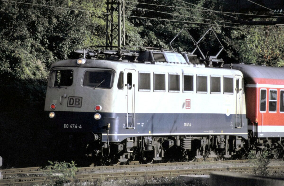110 474-4 vor einem Nahverkehrszug in Geislingen/Steige am 04.10.2001. Vor der Fahrt werden die Lampen geprüft.