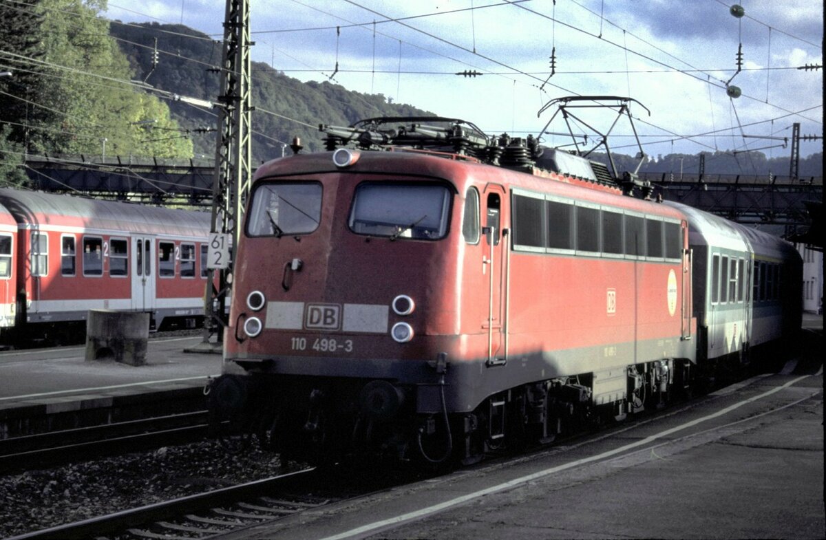 110 498-3 mit Nahverkehrszug in Geislingen/Steige am 04.10.2001.
