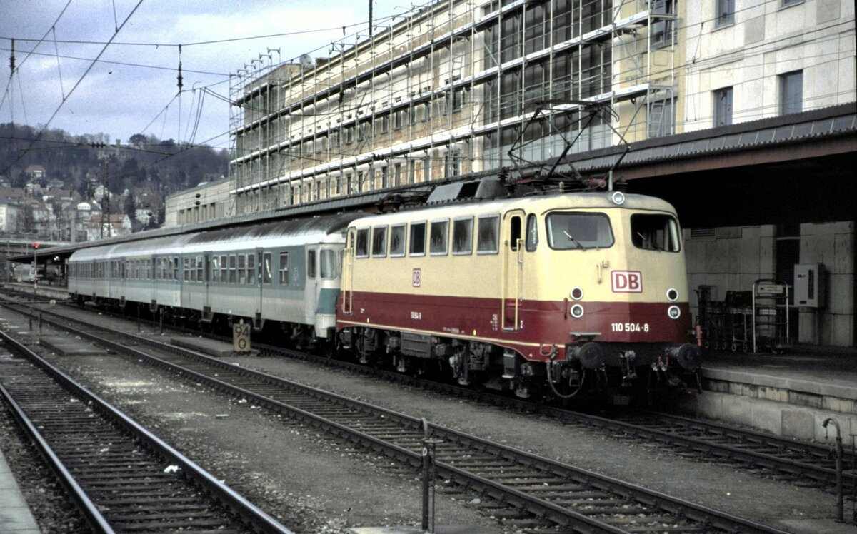 110 504-8 mit Nahverkehrszug in Ulm am 25.01.1999.