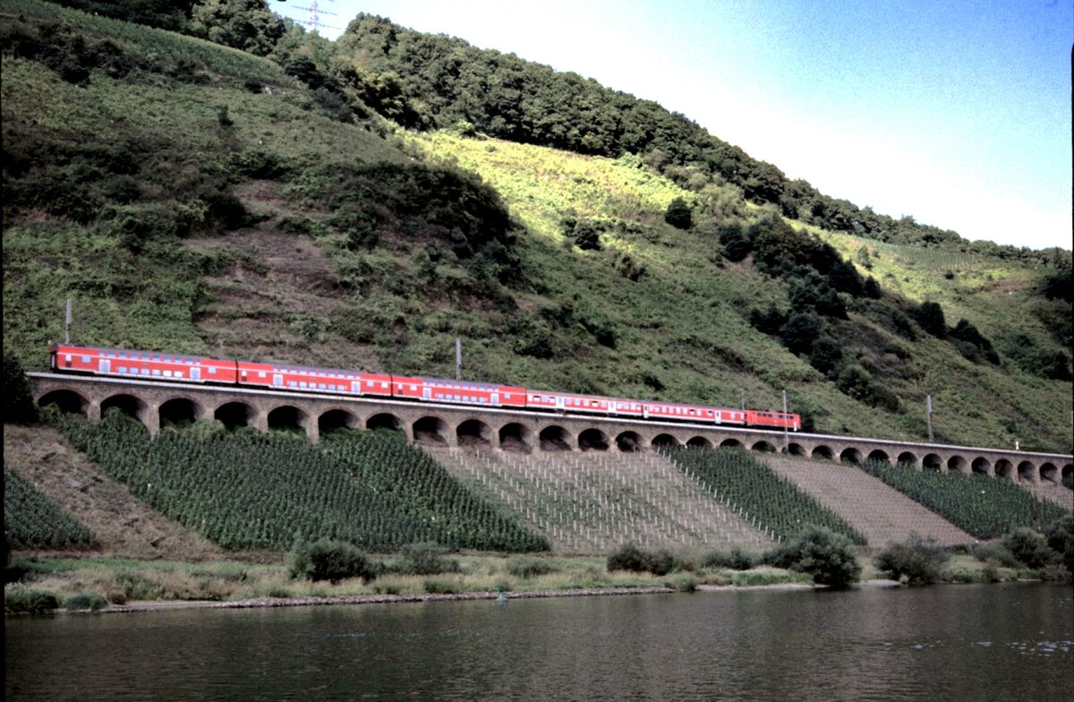 110 mit n-Wagen und Doppelstockwagen auf dem Lehnbau-Viadukt bei Pünderich, Mosel am 15.08.2002.