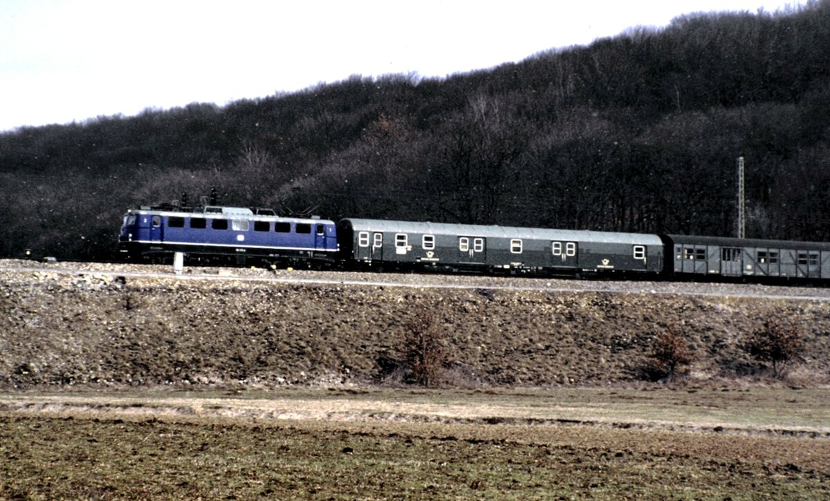 110 mit Packwagen und Behelfspackwagen in Westerstetten am 13.03.1982.