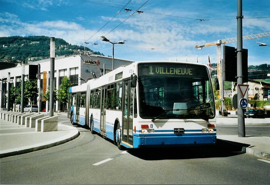 (110'134) - VMCV Clarens - Nr. 8 - Van Hool Gelenktrolleybus am 10. August 2008 beim Bahnhof Vevey