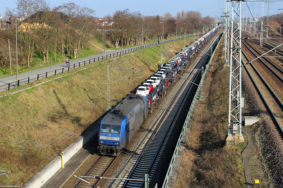 11.03.2014 14:31 Uhr - Die Crossrail 145-CL 202 durchfährt mit dem Polski-Fiatzug Tychy - Antwerpen Stendal von Ost nach West.
