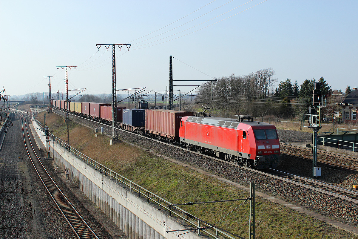 11.03.2014 14:45 Uhr - 145 002 rollt mit einem Containerzug aus Richtung Salzwedel ein, der Zug fuhr nach einem Betriebshalt im Gbf in Richtung Magdeburg weiter.