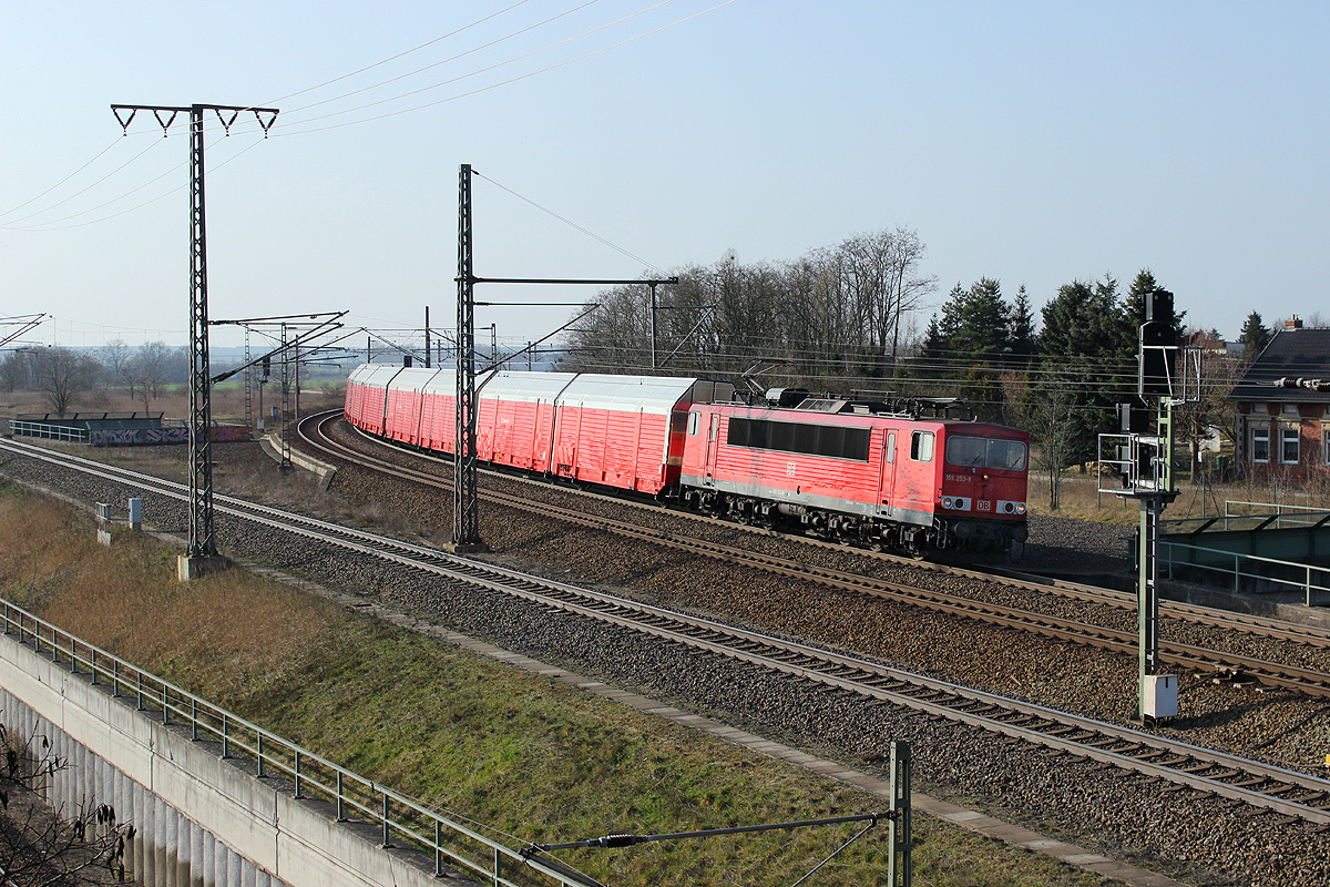 11.03.2014 14:51 Uhr - 155 253 kommt mit einem Ganzzug aus nagelneuen geschlossenen Autotransportwagen aus Richtung Wittenberge eingerollt, der Zug fuhr nach einem Betriebshalt im Gbf in Richtung Magdeburg weiter.