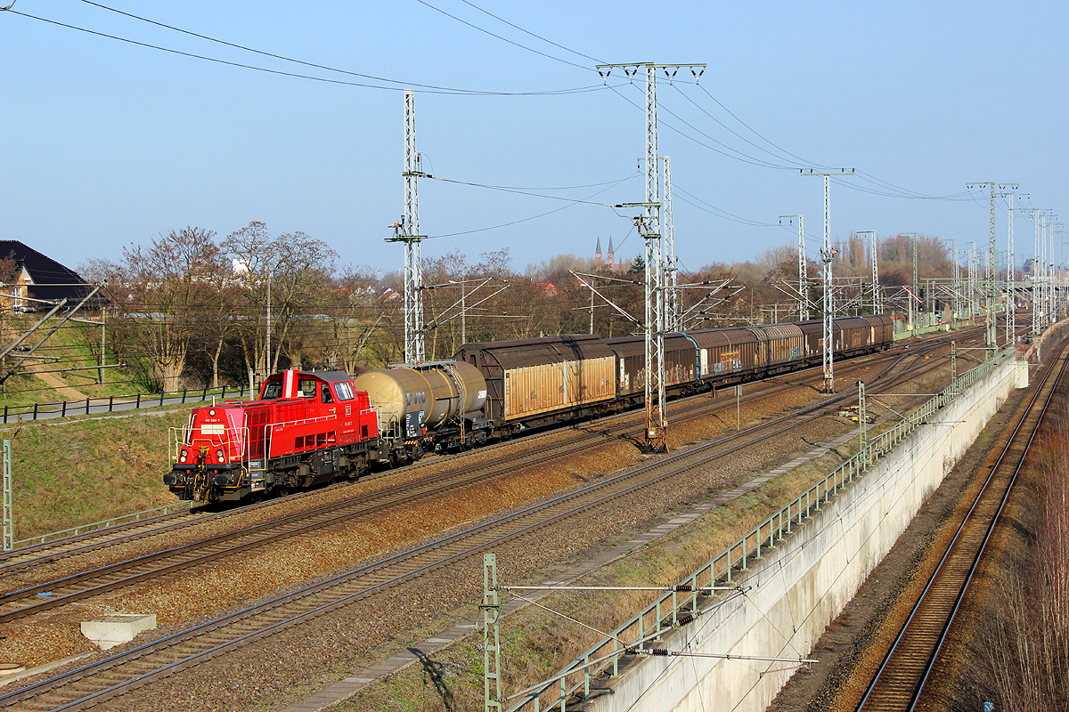 11.03.2014 15:22 Uhr - 261 089 fährt mit der Übergabe nach Niedergörne aus.