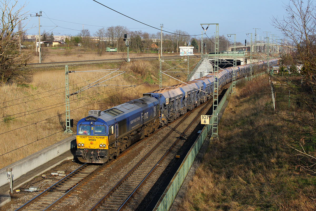 11.03.2014 15:42 Uhr - Nach dem Kopfmachen im Gbf fährt der leere Schotterpendel mit HHPI 29002 nun in Richtung Oebisfelde aus.