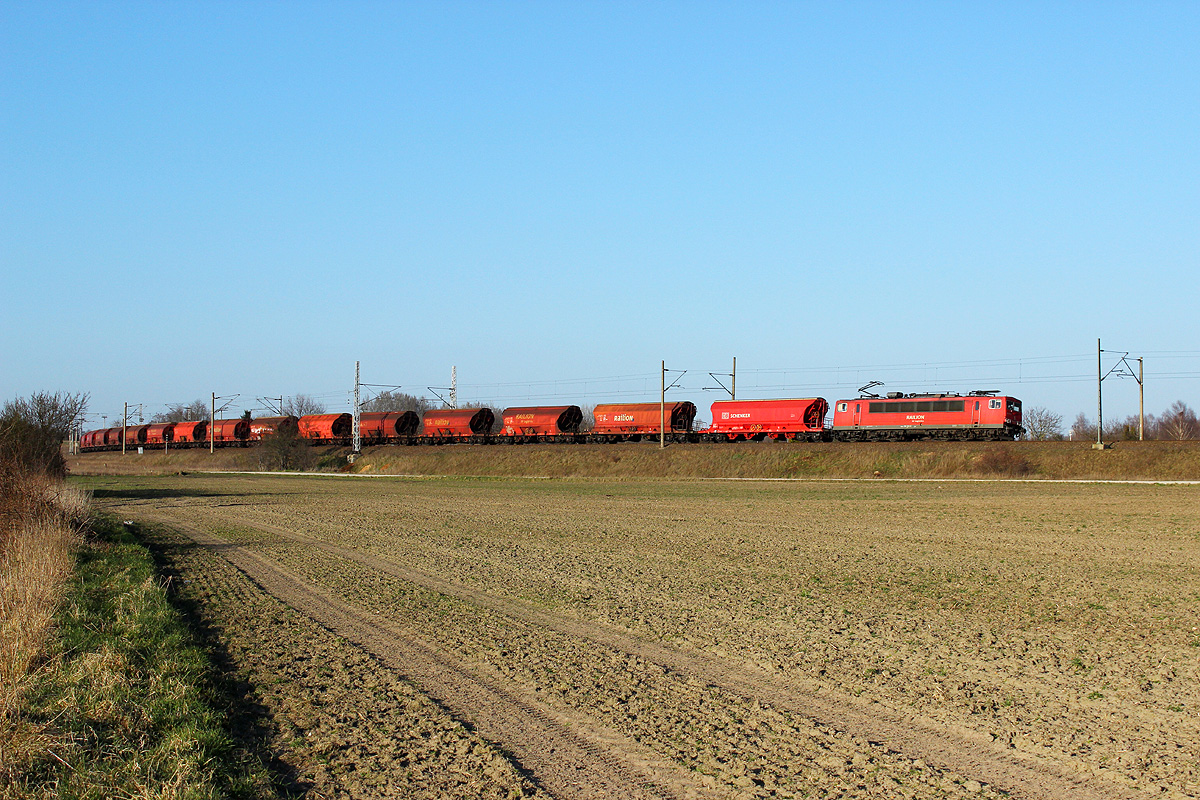 11.03.2014 16:18 Uhr - 155 252 rollt mit dem leeren Kalipendel Wismar - Baalberge heran.