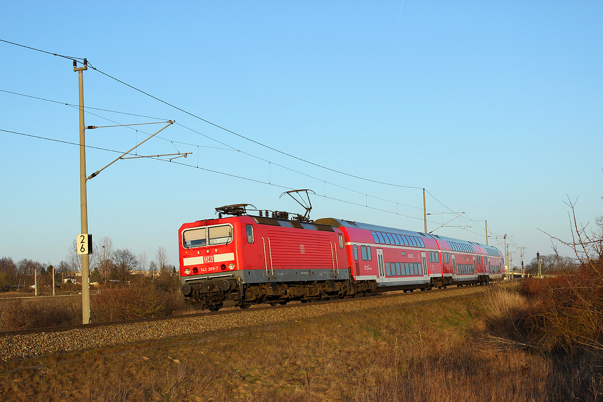 11.03.2014 17:15 Uhr - Auch 143 289 war heute zwischen Stendal und Salzwedel im Einsatz, hier fährt sie mit der RB 17574 in Richtung Salzwedel.
