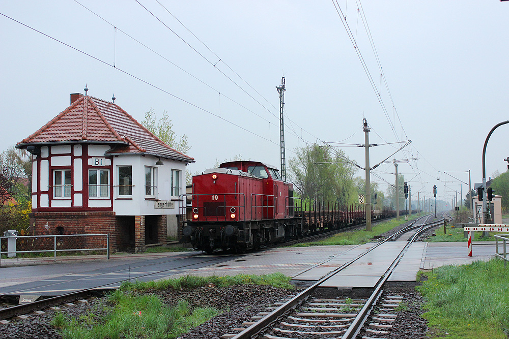 11.04.2014 15:49 Uhr - Die BBL 08 (ex PBSV 19) durchfährt Tangerhütte mit einem leeren Flachwagenzug in Richtung Magdeburg.