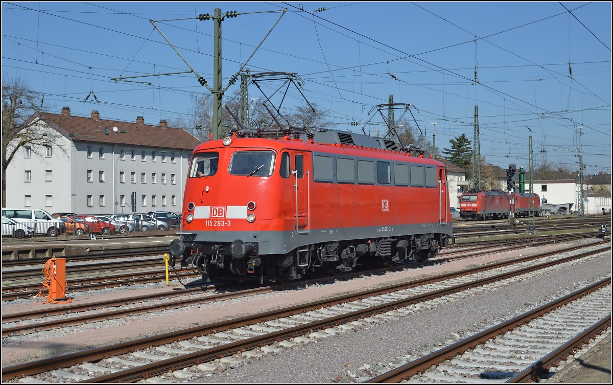 110er-Glück in Singen.

Der Bügelfalte 115 293-3 parkt auf einem Stumpengleis des Bahnhofs Singen an Bahnsteig 2. März 2014.