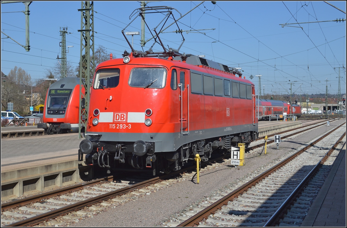 110er-Glück in Singen.

Die Bügelfalte 115 293-3 fährt zu ihrem Parkplatz in Singen. März 2014.