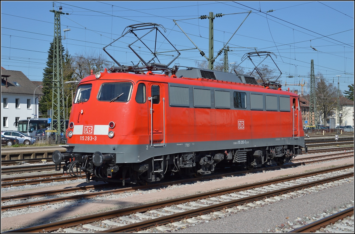 110er-Glück in Singen.

Die Bügelfalte 115 293-3 parkt auf einem Stumpengleis des Bahnhofs Singen an Bahnsteig 2. März 2014.