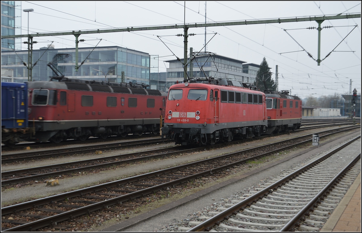 110er-Glück in Singen.

Die Bügelfalte 115 459-0 parkt auf den Gütergleisen des Bahnhofs Singen, direkt neben der Re 4/4 11228. Februar 2014.