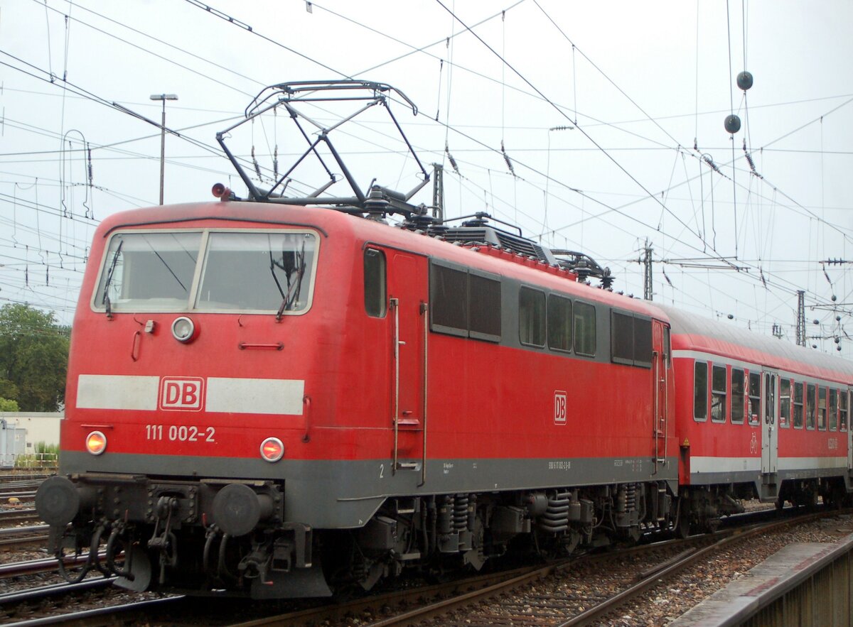111 002-2 mit Nahverkehrzug in Ulm am 03.07.2009.