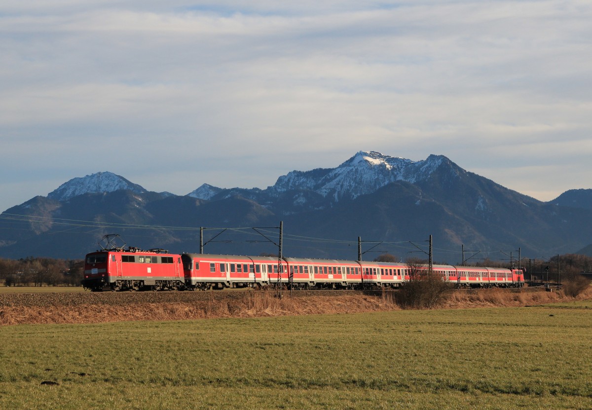 111 005-5 am Zugende eines Regionalzuges bei Bernau am Chiemsee. Der Zug war als Ersatzgarnitur für die fehlenden Meridian-Züge im Einsatz. Aufgenommen am 28. Dezember 2013.