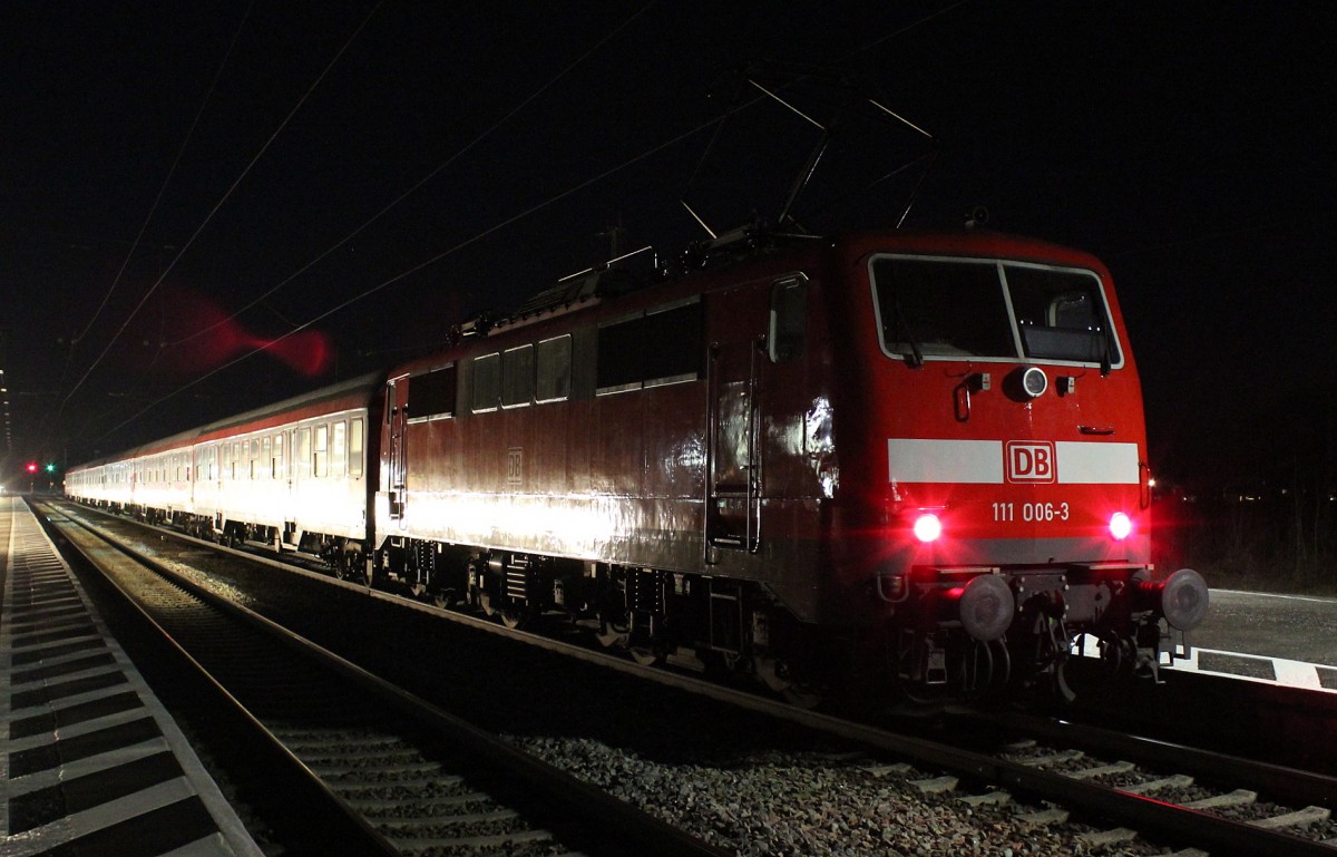 111 006-3 am Abend des 1. März 2012 im Bahnhof von Übersee am Chiemsee.