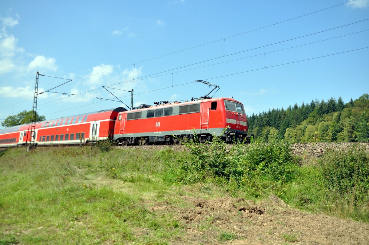 111 012-1 schiebt einen Dosto-Zug nach Amstetten am 10.09.2023.