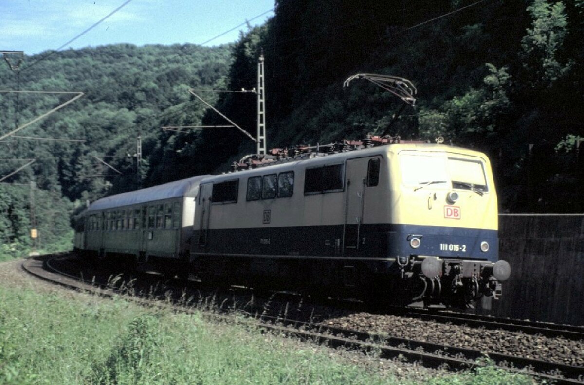 111 016-2 mit Nahverkehrszug auf der Geislinger Steige am 16.06.1996.