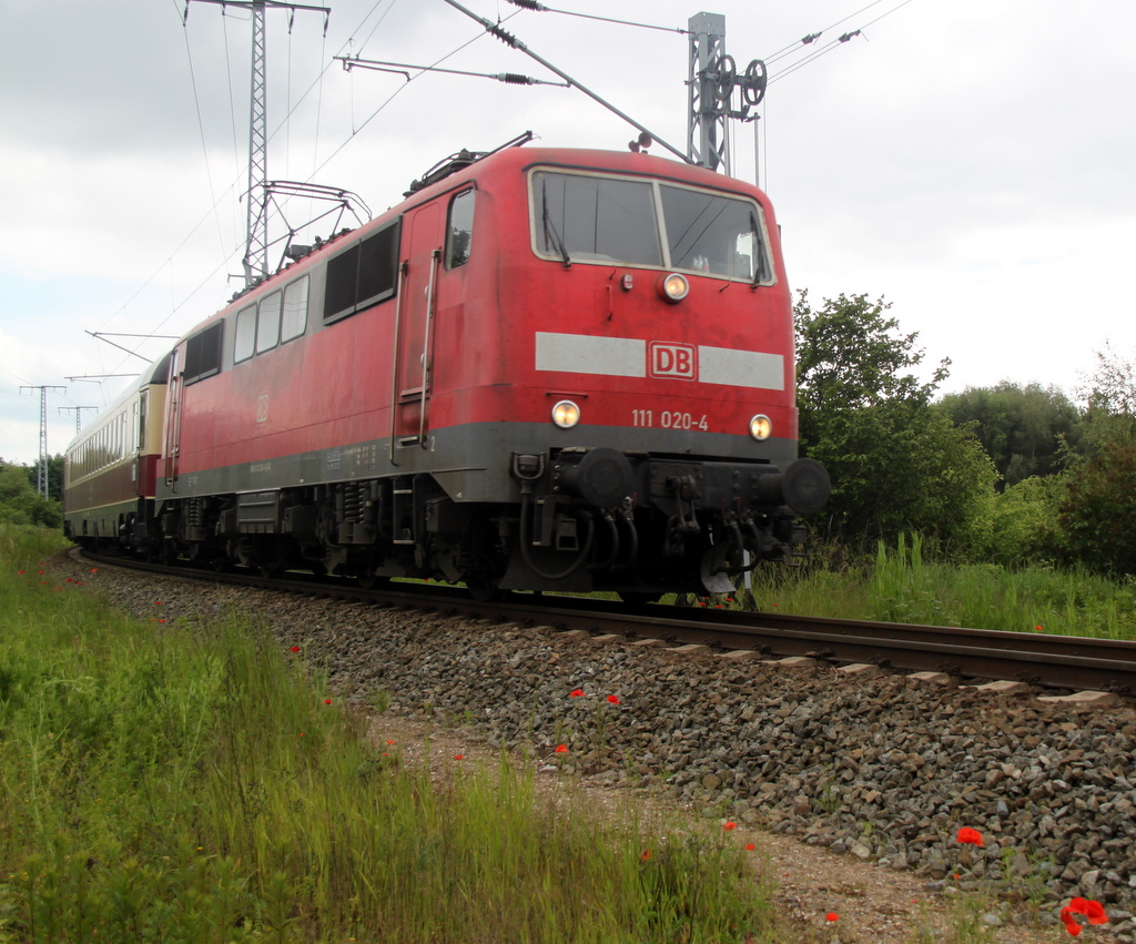 111 020-4(DB Regio NRW GmbH)mit AKE-Sonderzug 98 von Koblenz Hbf nach Ostseebad Binz bei der Durchfahrt in der G�terumgehung H�he Rostock Hbf.21.06.2015